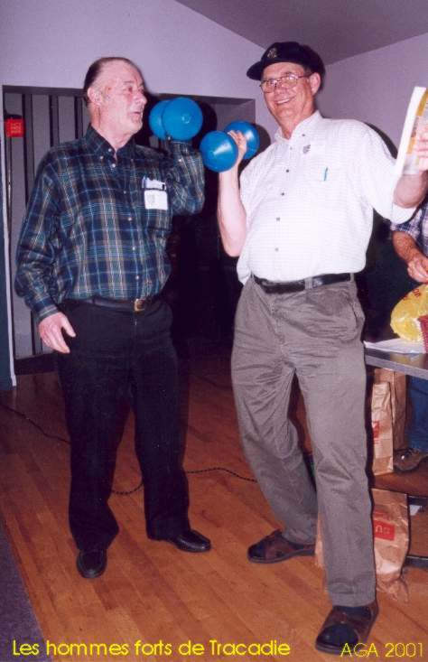 Hervé Basque et Victor J. Luce, les hommes forts de généalogie, à Shawinigan en 2001.
