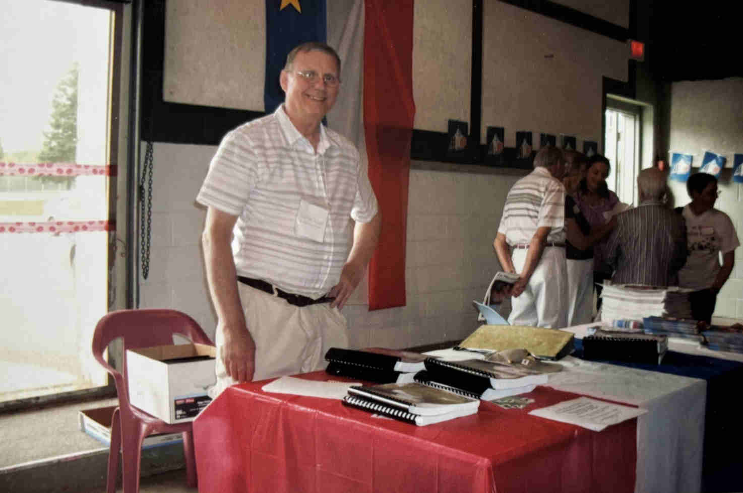 Courtepointe_avec_Thérèse_Bellemare_2003 Thérèse Bellemare-Bastrash présentant la courtepointe illustrant l'histoire des Bastrash, descendants de Jean Bastarache/Joannis Basterreche.