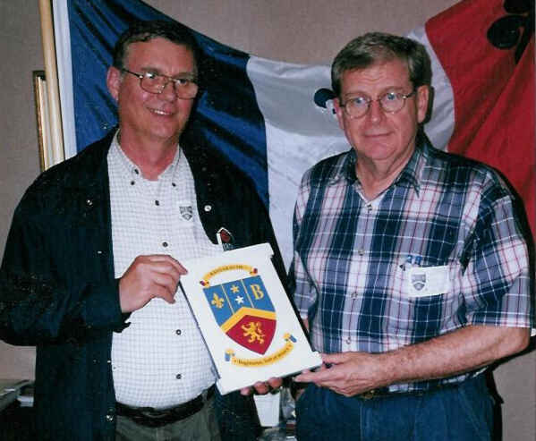 Victor J. Luce en compagnie de Raoul Bastarache, tenant les armoiries familiales lors de l'AGA, en 2001.